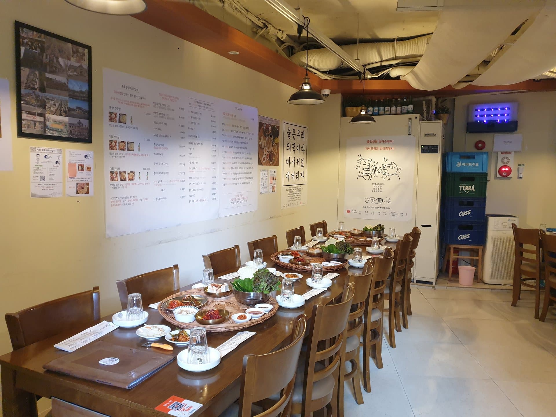 The spacious dining room of Jongno Bansanghoe, set for lunch and company dinners