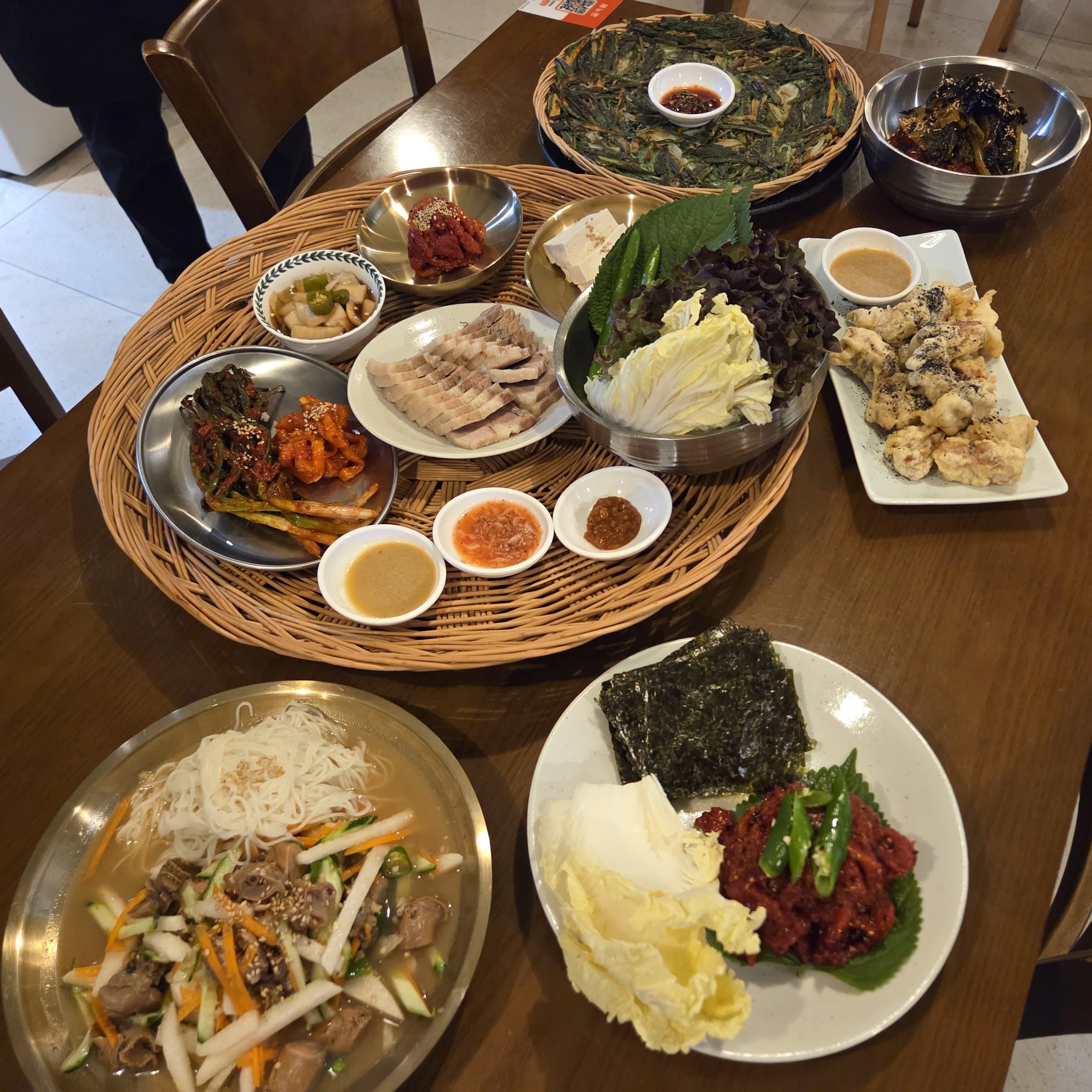 A feast table at Jongno Bansanghoe: bossam and Korean home dishes near Jonggak Station